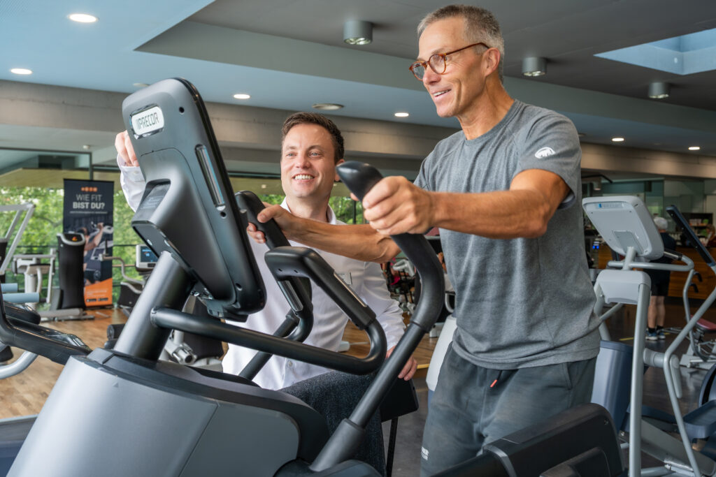 Training im VitalZentrum mit Ausblick ins Grüne und auf das Außenbecken der MineralTherme